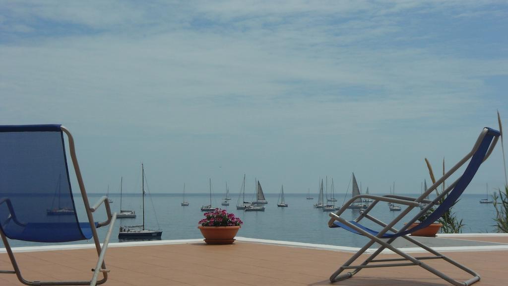 Hotel Punta Barone Санта Марина Салина Екстериор снимка
