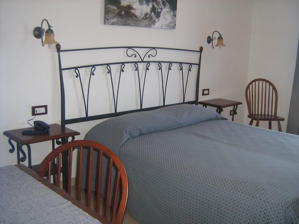 Hotel Punta Barone Санта Марина Салина Стая снимка